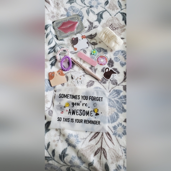 Cream Quilted Cosmetic Bag Set - Picture 2 of 3